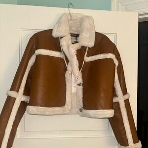 B. Coature size medium brown and white